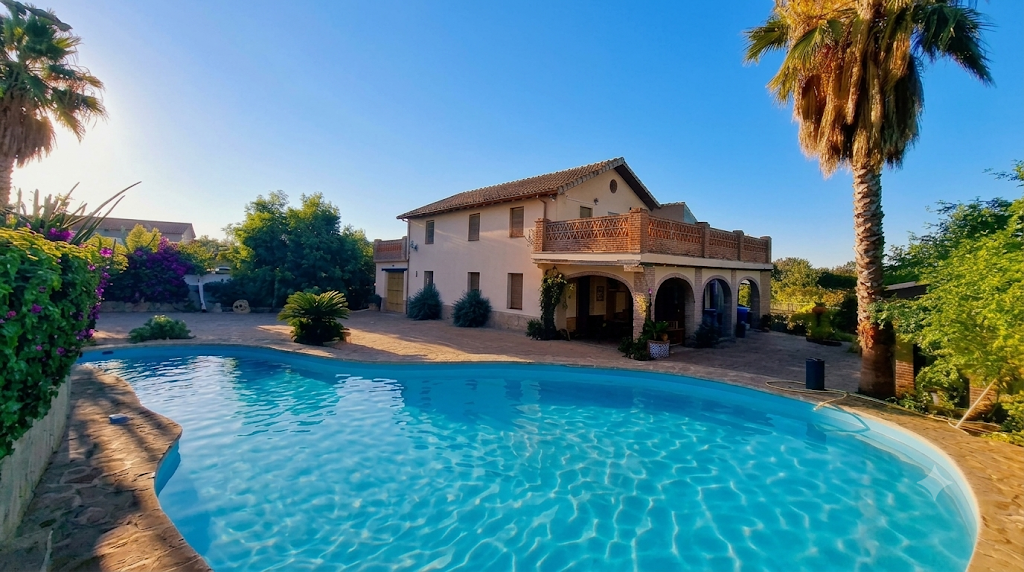 Casa rural con piscina en Coín